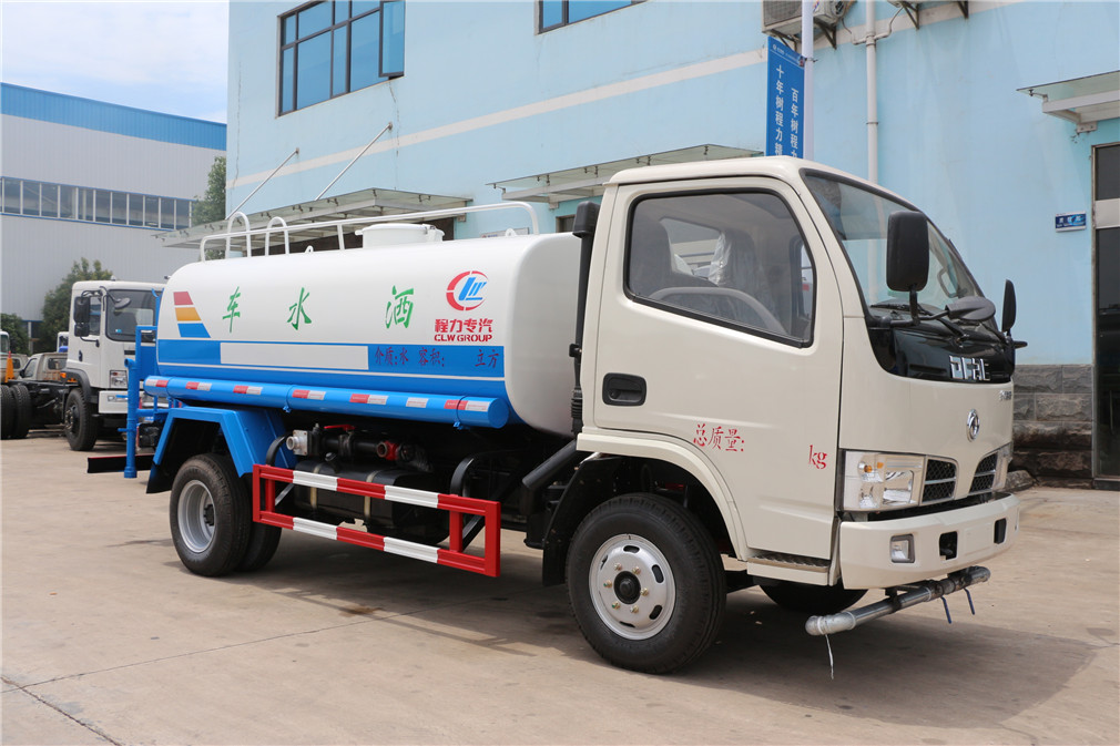 東風(fēng)多利卡(5方)CLW5070GSSD5型灑水車(chē)車(chē)型簡(jiǎn)介